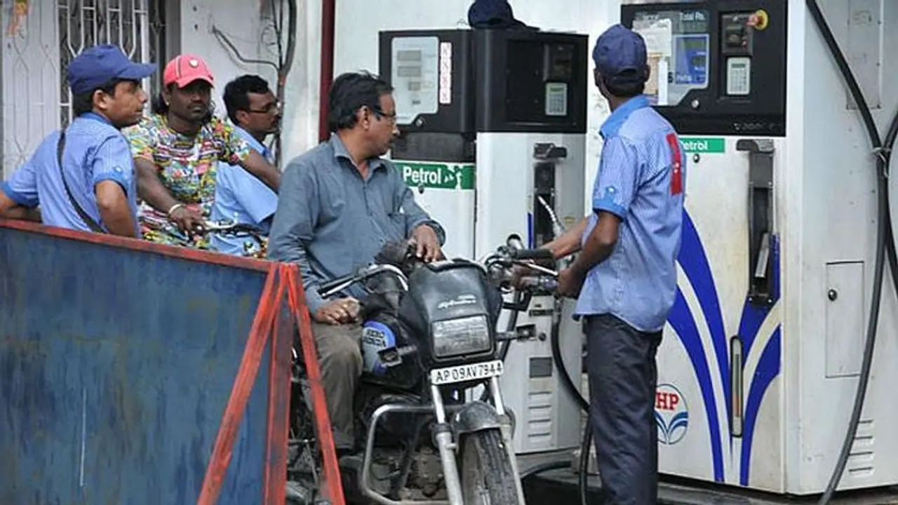 രാജ്യത്ത് പെട്രോളിനും ഡീസലിനും വില കുറഞ്ഞു രാജ്യത്ത് പെട്രോളിനും ഡീസലിനും വില കുറഞ്ഞു