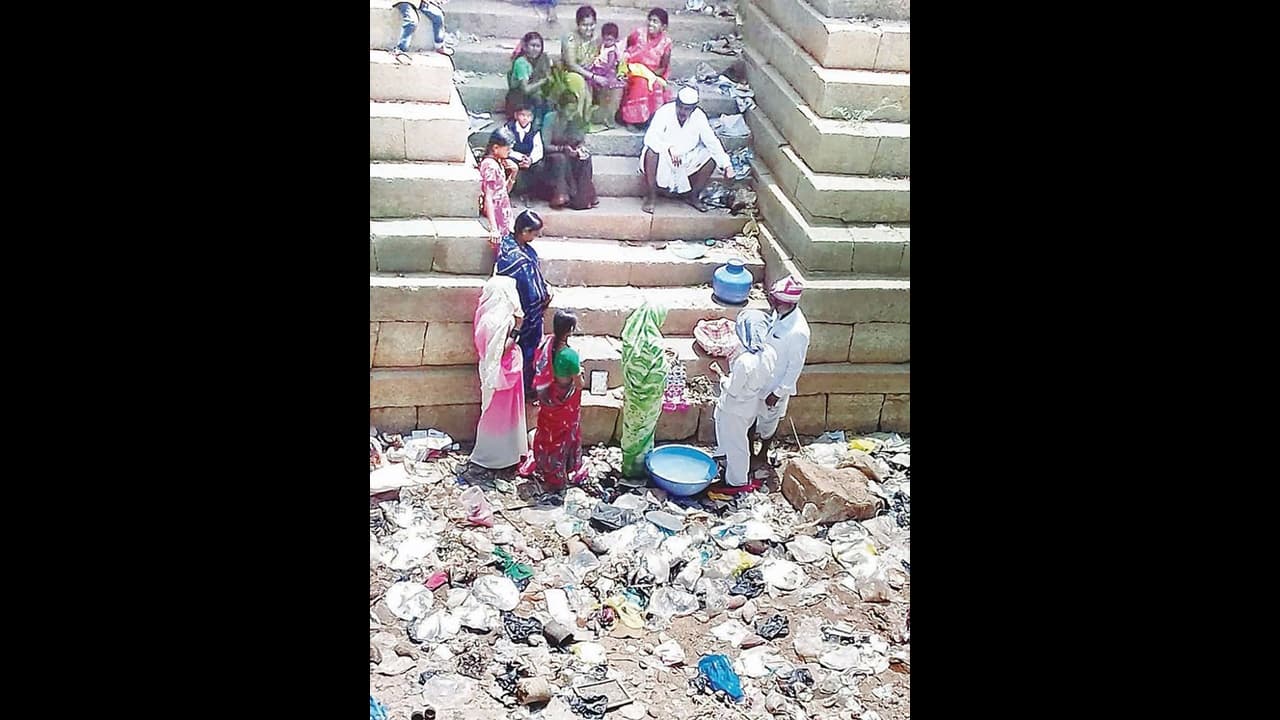 ನೀರಿಲ್ಲದೇ ಬುಟ್ಟಿಯಲ್ಲೇ ಬಾಸಿಂಗ ಬಿಟ್ಟ ವಧುವರರು ನೀರಿಲ್ಲದೇ ಬುಟ್ಟಿಯಲ್ಲೇ ಬಾಸಿಂಗ ಬಿಟ್ಟ ವಧುವರರು