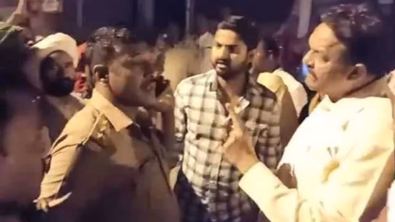 ಸ್ಟ್ರಾಂಗ್ ರೂಮ್ ಬಳಿ ರಾತ್ರಿ ಇಡೀ ಚಾಪೆ ಹಾಸಿ ಕುಳಿತ ವಿಪಕ್ಷಗಳು! ಸ್ಟ್ರಾಂಗ್ ರೂಮ್ ಬಳಿ ರಾತ್ರಿ ಇಡೀ ಚಾಪೆ ಹಾಸಿ ಕುಳಿತ ವಿಪಕ್ಷಗಳು!