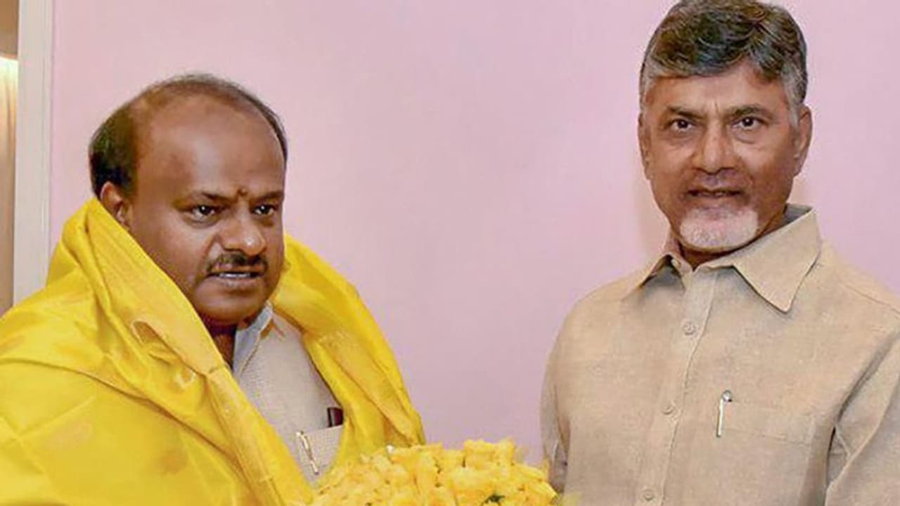 ఒక్కొక్కరిగా షాక్: బాబు కూటమికి కుమారస్వామి దూరం ఒక్కొక్కరిగా షాక్: బాబు కూటమికి కుమారస్వామి దూరం