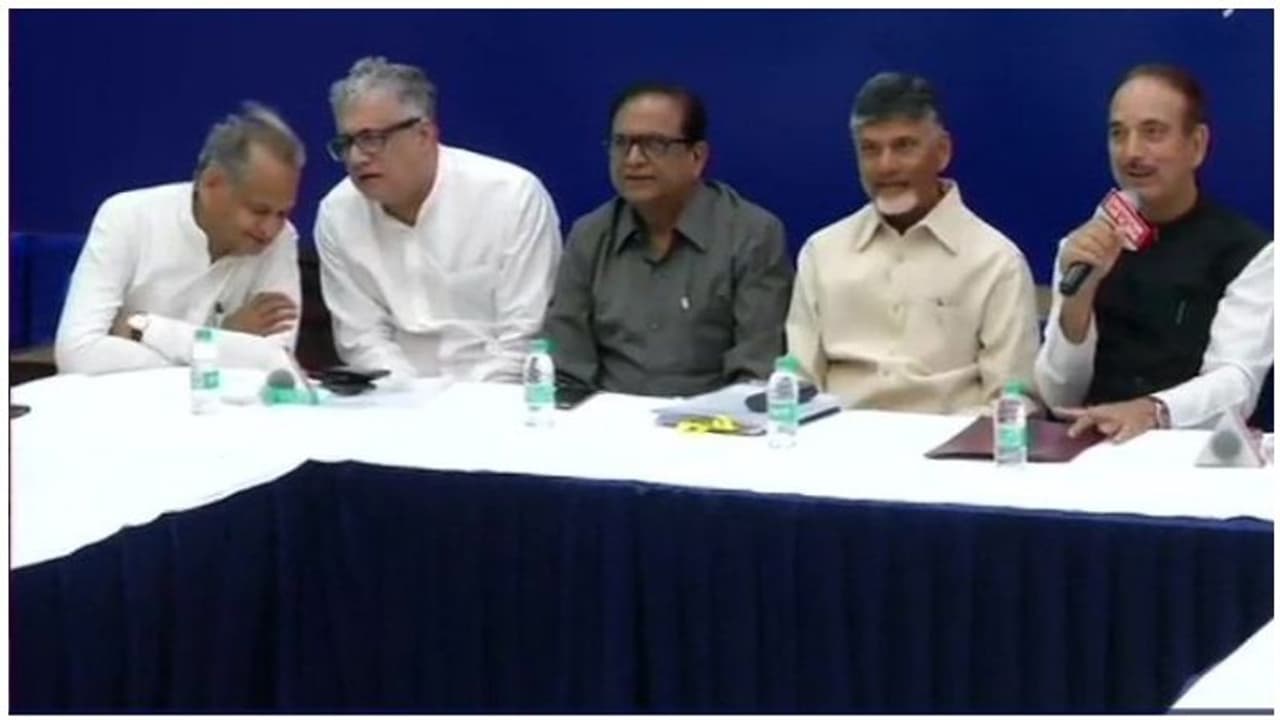 తేడా వస్తే మొత్తం లెక్కించాలి: ఈసీకి విపక్షాల వినతి