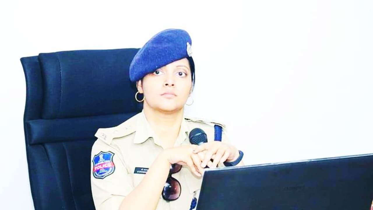 అందం+అధికారం+కర్తవ్యం+కఠినత్వం.... వెరసి కమ్మని ఒక సాయంకాలం కథ... అందం+అధికారం+కర్తవ్యం+కఠినత్వం.... వెరసి కమ్మని ఒక సాయంకాలం కథ...