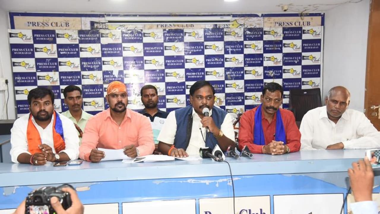 సోషల్ వేల్పేర్ డైరెక్టర్ ప్రవీణ్కుమార్పై ఆరోపణలు చేసిన వ్యక్తిపై దాడి సోషల్ వేల్పేర్ డైరెక్టర్ ప్రవీణ్కుమార్పై ఆరోపణలు చేసిన వ్యక్తిపై దాడి