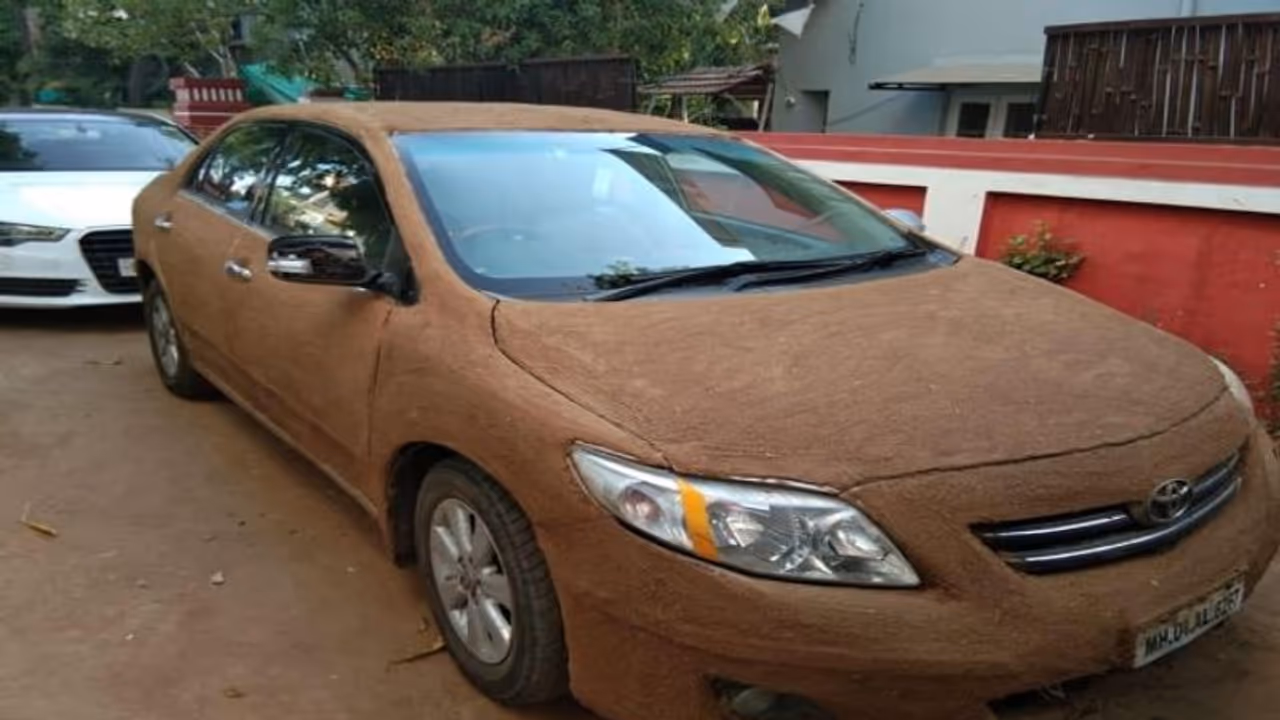 গাড়ির সারা গায়ে গোবর দিলেন মহিলা! কারণ জানলে অবাক হবেন