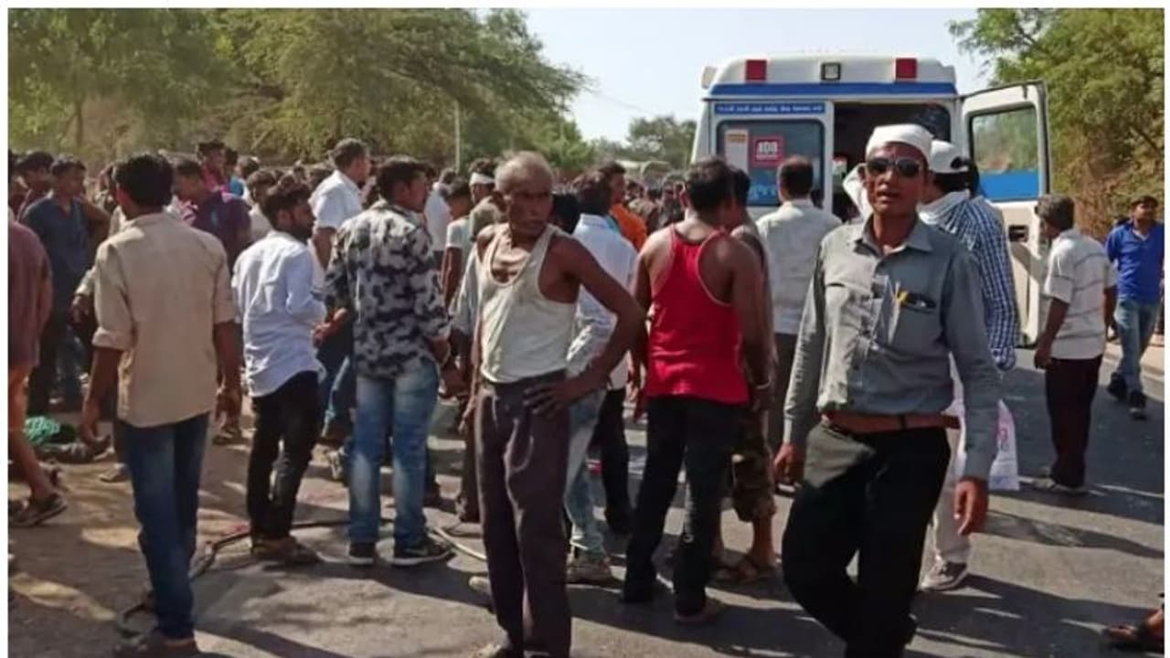 ഗുജറാത്തില് വാഹനാപകടത്തില് എട്ട് പേര് മരിച്ചു; ഒമ്പതു പേര്ക്ക് പരിക്ക് ഗുജറാത്തില് വാഹനാപകടത്തില് എട്ട് പേര് മരിച്ചു; ഒമ്പതു പേര്ക്ക് പരിക്ക്