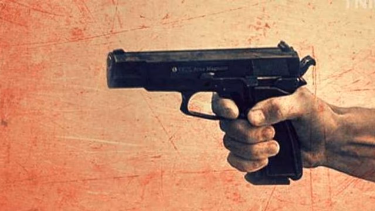 ബൈക്കിലെത്തി മാലപൊട്ടിക്കുന്ന സംഘത്തെ വെടിവച്ചുവീഴ്ത്തി പൊലീസ് ബൈക്കിലെത്തി മാലപൊട്ടിക്കുന്ന സംഘത്തെ വെടിവച്ചുവീഴ്ത്തി പൊലീസ്