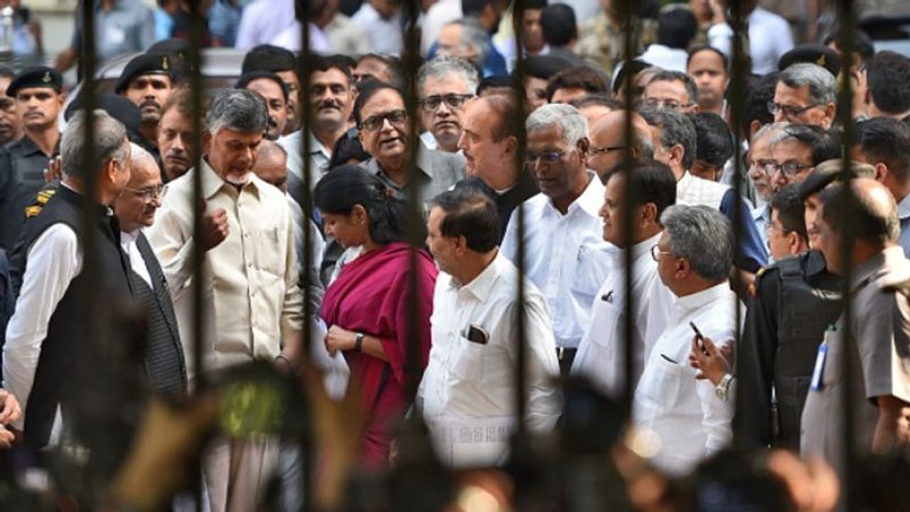 വോട്ടിംഗ് മെഷീനിലെ തിരിമറി: പ്രതിപക്ഷ പാര്ട്ടികള് പരാതിയുമായി രാഷ്ട്രപതിയെ കാണും വോട്ടിംഗ് മെഷീനിലെ തിരിമറി: പ്രതിപക്ഷ പാര്ട്ടികള് പരാതിയുമായി രാഷ്ട്രപതിയെ കാണും