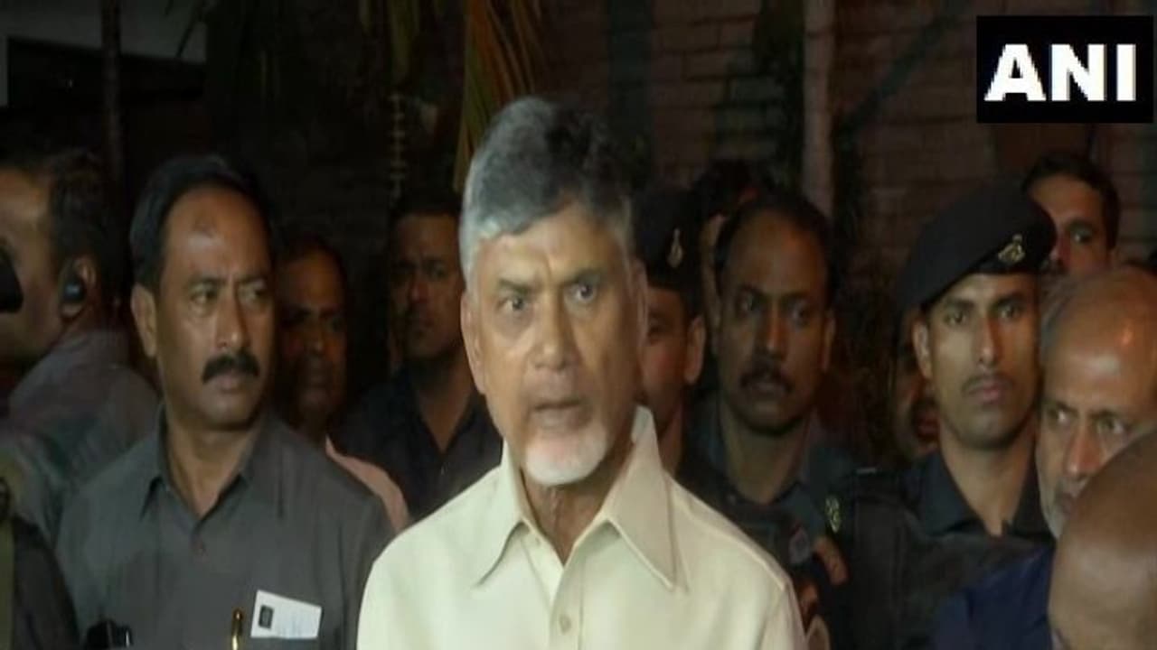 సీఎం పదవికి చంద్రబాబు రాజీనామా: సాయంత్రం గవర్నర్ కు అందజేత సీఎం పదవికి చంద్రబాబు రాజీనామా: సాయంత్రం గవర్నర్ కు అందజేత