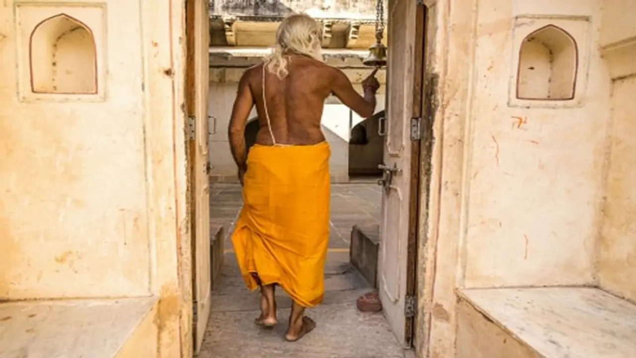 শুধু ইমাম নয় এবার পুরোহিতের 'আচ্ছে দিন', সৌজন্যে ববি হাকিম শুধু ইমাম নয় এবার পুরোহিতের 'আচ্ছে দিন', সৌজন্যে ববি হাকিম