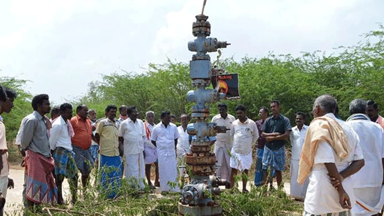 சோறுடைத்த சோழநாட்டை சுடுகாடு ஆக்குவதா..? விவசாயிகள் கடும் கொந்தளிப்பு..! சோறுடைத்த சோழநாட்டை சுடுகாடு ஆக்குவதா..? விவசாயிகள் கடும் கொந்தளிப்பு..!