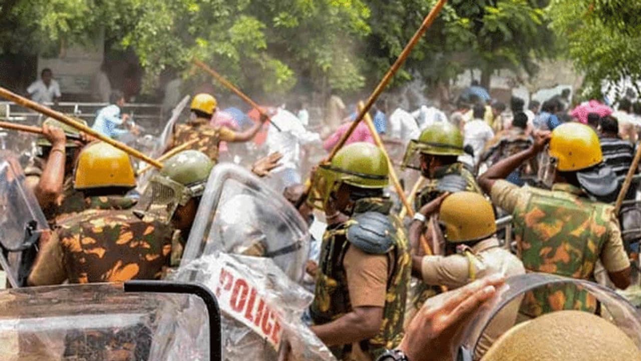 முதலாளியின் வருமானத்தை காக்க தன் மானத்தை அடகு வைத்த அரசு... ஸ்டாலின் கமல் கனிமொழி வேதனை..! முதலாளியின் வருமானத்தை காக்க தன் மானத்தை அடகு வைத்த அரசு... ஸ்டாலின் கமல் கனிமொழி வேதனை..!