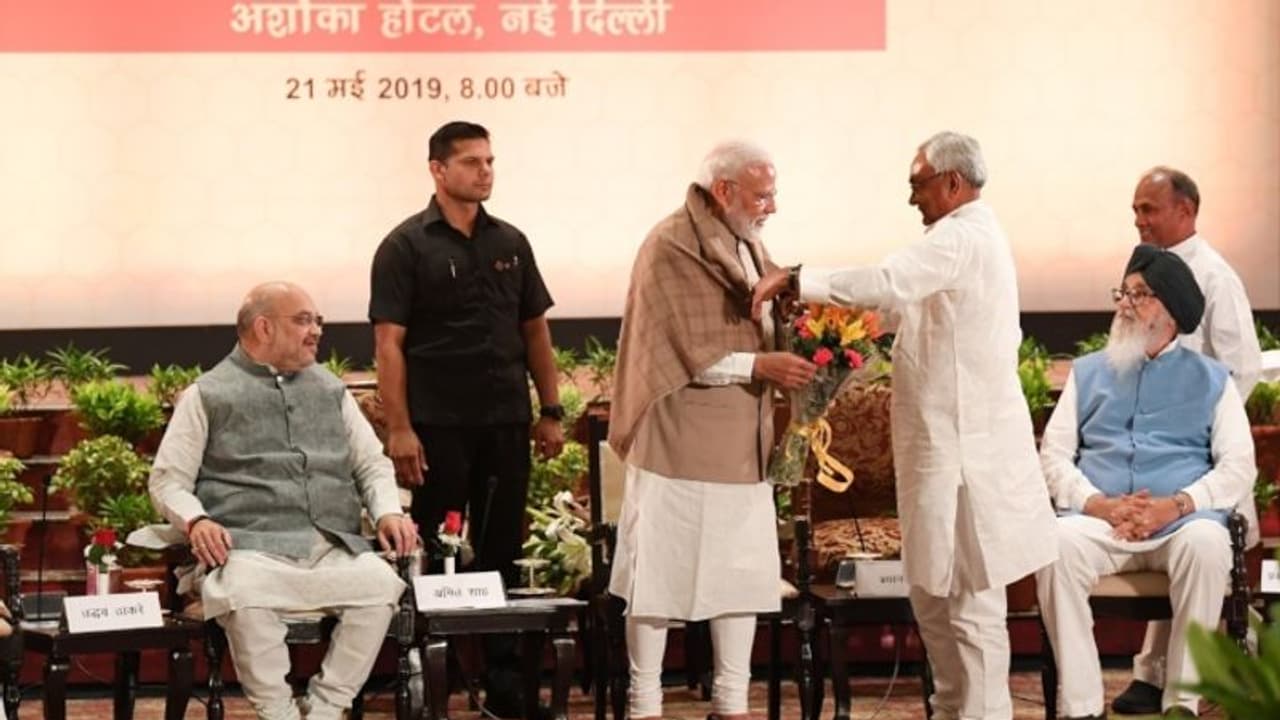 పోస్టల్ బ్యాలెట్‌లో దూసుకుపోతున్న ఎన్డీయే అభ్యర్థులు