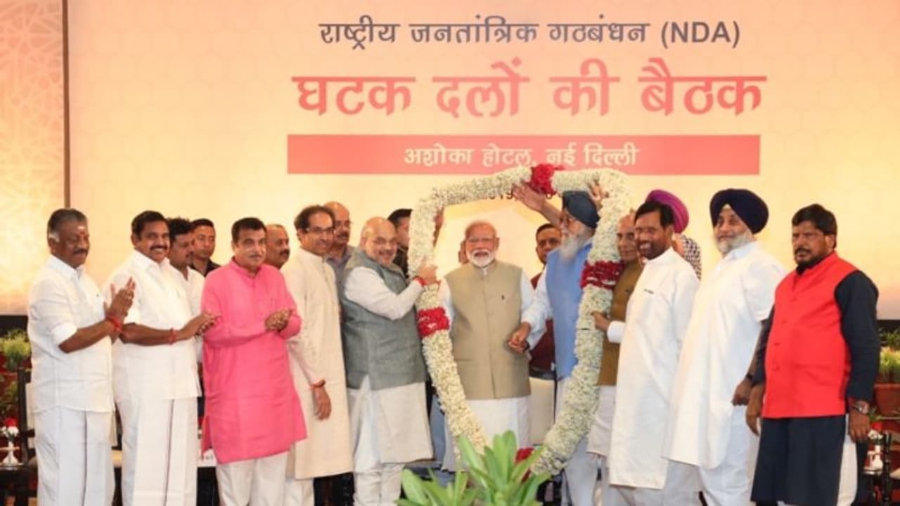 ಏಕಾಂಗಿಯಾಗಿ 300ರ ಗಡಿ ದಾಟಿದ ಬಿಜೆಪಿ: ನಮೋ ನಮೋ ಅಂತಿದೆ ಭಾರತ! ಏಕಾಂಗಿಯಾಗಿ 300ರ ಗಡಿ ದಾಟಿದ ಬಿಜೆಪಿ: ನಮೋ ನಮೋ ಅಂತಿದೆ ಭಾರತ!