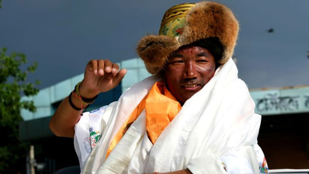 গত সপ্তাহে ভেঙেছিলেন রেকর্ড, ফের সর্বোচ্চ শিখরে কামি! এভারেস্ট অভিযান যেন জলভাত গত সপ্তাহে ভেঙেছিলেন রেকর্ড, ফের সর্বোচ্চ শিখরে কামি! এভারেস্ট অভিযান যেন জলভাত