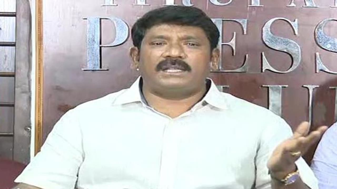 మీదో తొట్టిగ్యాంగ్, 70 ఏళ్ల పెద్దమనిషివి కొంచెం మైండ్ పెట్టు: చంద్రబాబుపై ప్రభుత్వ విప్ ఫైర్ మీదో తొట్టిగ్యాంగ్, 70 ఏళ్ల పెద్దమనిషివి కొంచెం మైండ్ పెట్టు: చంద్రబాబుపై ప్రభుత్వ విప్ ఫైర్