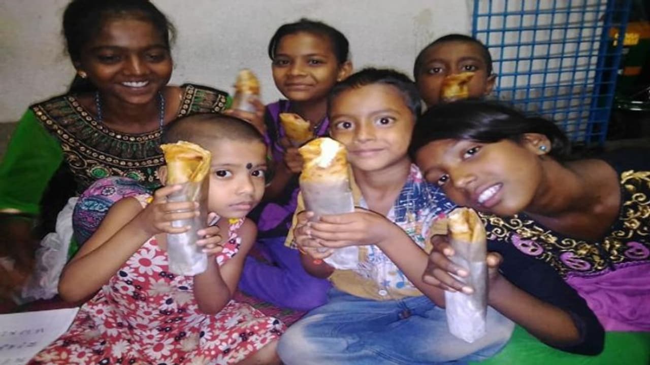 হর্ন বাজলেই ছোটদের মুখে হাসি, খাবার নিয়ে আসছে রোলকাকু হর্ন বাজলেই ছোটদের মুখে হাসি, খাবার নিয়ে আসছে রোলকাকু