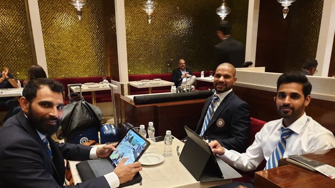 ಏರ್’ಪೋರ್ಟ್’ನಲ್ಲಿ PUBG ಆಡಿದ್ರಾ ಧೋನಿ ಚಹಲ್..? ಏರ್’ಪೋರ್ಟ್’ನಲ್ಲಿ PUBG ಆಡಿದ್ರಾ ಧೋನಿ ಚಹಲ್..?