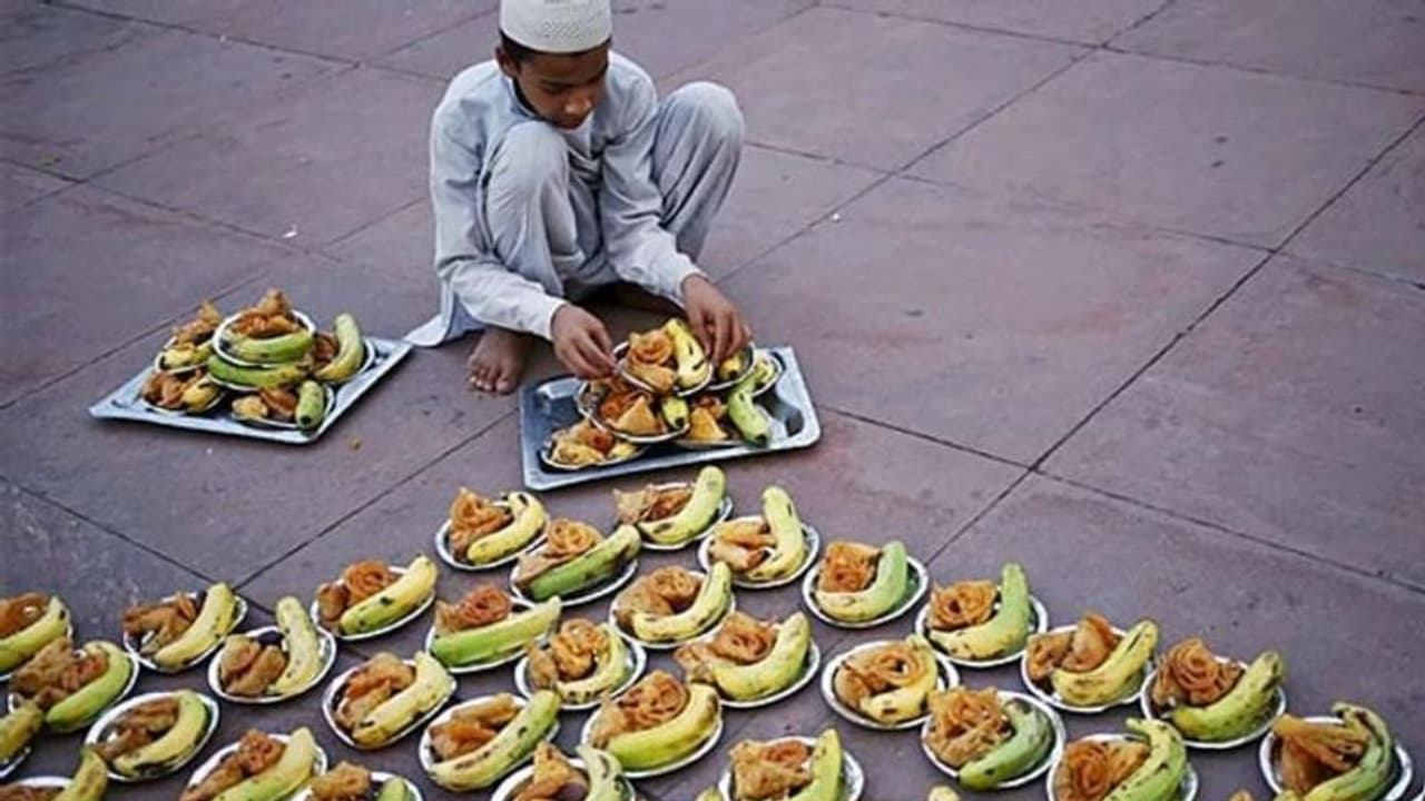 അയോധ്യയിലെ ശ്രീ സീത രാമ ക്ഷേത്രത്തിൽ ഇഫ്താർ വിരുന്ന് സംഘടിപ്പിച്ചു അയോധ്യയിലെ ശ്രീ സീത രാമ ക്ഷേത്രത്തിൽ ഇഫ്താർ വിരുന്ന് സംഘടിപ്പിച്ചു