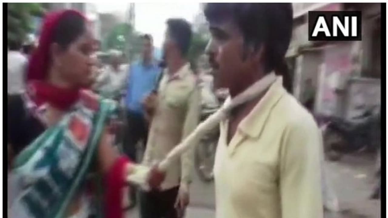 മൊബൈല് മോഷ്ടിച്ചയാളെ യുവതി പിടികൂടി പൊലീസില് ഏല്പ്പിച്ചു മൊബൈല് മോഷ്ടിച്ചയാളെ യുവതി പിടികൂടി പൊലീസില് ഏല്പ്പിച്ചു