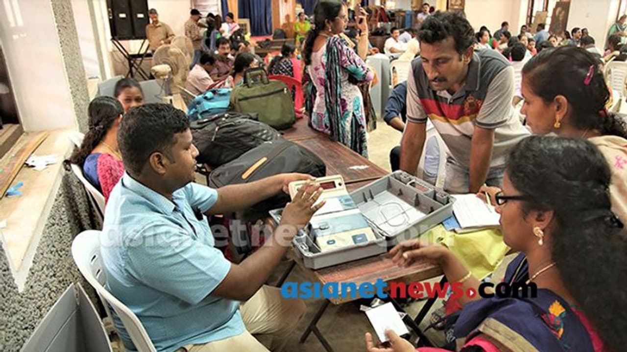 ఎన్నికల సిబ్బందిపై తేనెటీగల దాడి ఎన్నికల సిబ్బందిపై తేనెటీగల దాడి