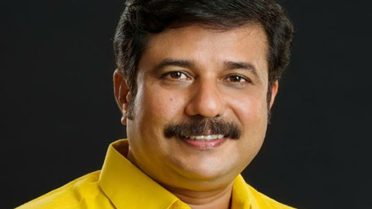 ചെന്നിത്തലയുടെ മണ്ഡലത്തില് ലീഡുയര്ത്തി ആരിഫ്; വാശിയേറിയ പോരാട്ടവുമായി ആലപ്പുഴ ചെന്നിത്തലയുടെ മണ്ഡലത്തില് ലീഡുയര്ത്തി ആരിഫ്; വാശിയേറിയ പോരാട്ടവുമായി ആലപ്പുഴ