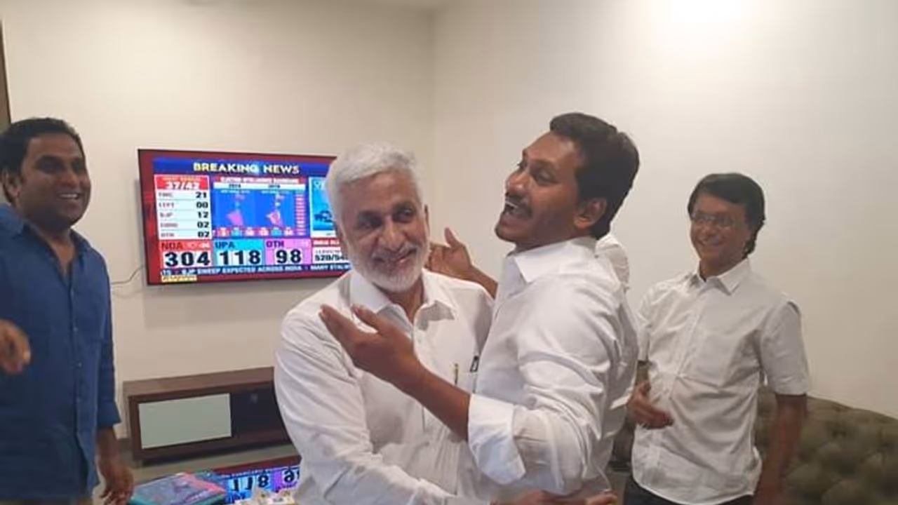 జగన్ జోష్: శారదాపీఠాధిపతికి ఫోన్, విజయసాయికి ఆలింగనం జగన్ జోష్: శారదాపీఠాధిపతికి ఫోన్, విజయసాయికి ఆలింగనం