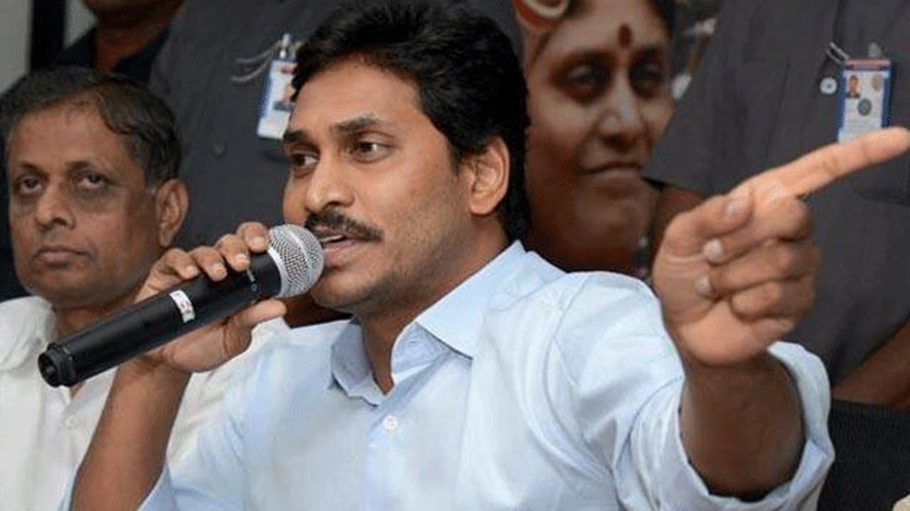 ఏపీ ఎన్నికలు పేదలు పెట్టుబడిదారులకు మధ్య జరిగే యుద్ధం.. : వైఎస్ జగన్ మోహన్ రెడ్డి ఏపీ ఎన్నికలు పేదలు పెట్టుబడిదారులకు మధ్య జరిగే యుద్ధం.. : వైఎస్ జగన్ మోహన్ రెడ్డి