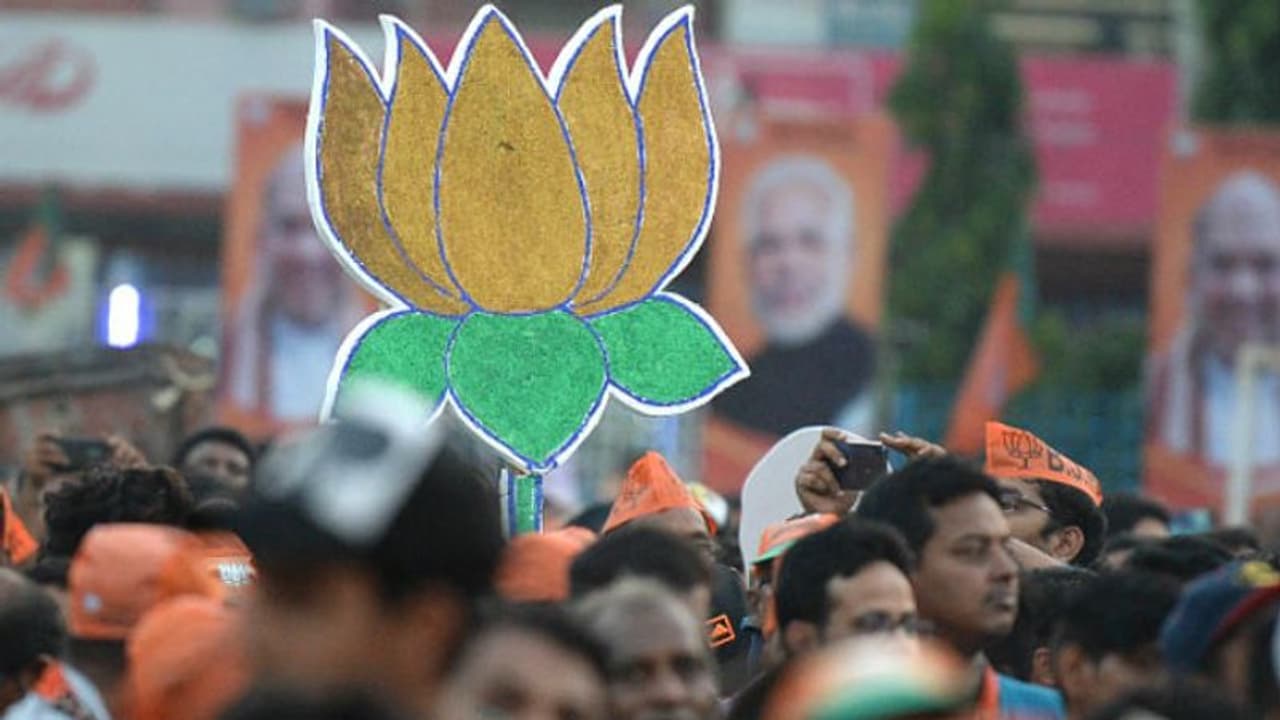 বাঁকুড়ায় শুরু মিষ্টি বিতরন! শহর ছেয়েছে জয় শ্রীরাম, জয় মোদী ধ্বণিতে বাঁকুড়ায় শুরু মিষ্টি বিতরন! শহর ছেয়েছে জয় শ্রীরাম, জয় মোদী ধ্বণিতে