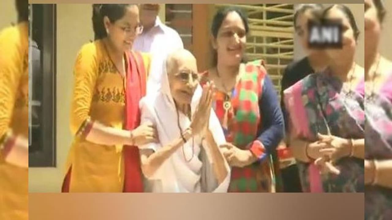 വാരണാസിയിൽ മോദിക്ക് വൻ ലീഡ്; പിന്തുണച്ചവരെ അഭിവാദനം ചെയ്ത് അമ്മ ഹീരാബെൻ