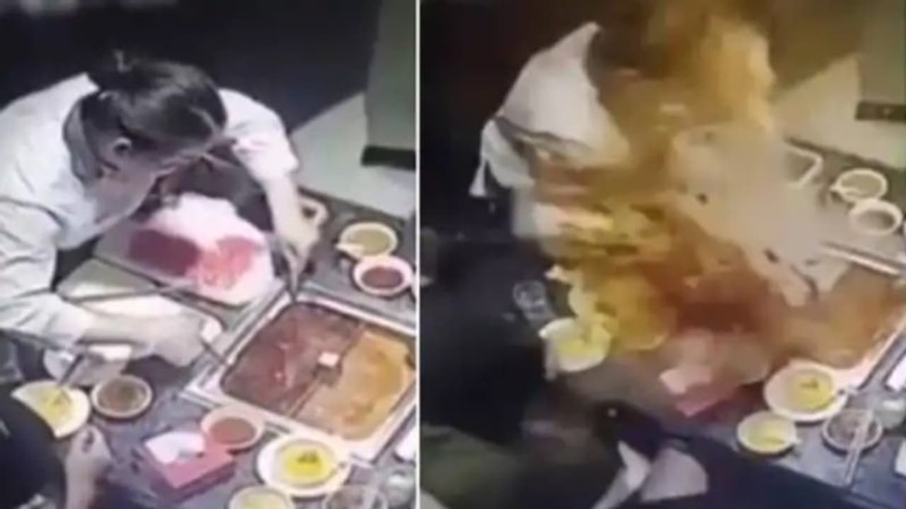 പാത്രം പൊട്ടിത്തെറിച്ച് പെണ്കുട്ടിയുടെ മുഖത്ത് തിളക്കുന്ന സൂപ്പ് വീണു; വീഡിയോ പാത്രം പൊട്ടിത്തെറിച്ച് പെണ്കുട്ടിയുടെ മുഖത്ത് തിളക്കുന്ന സൂപ്പ് വീണു; വീഡിയോ