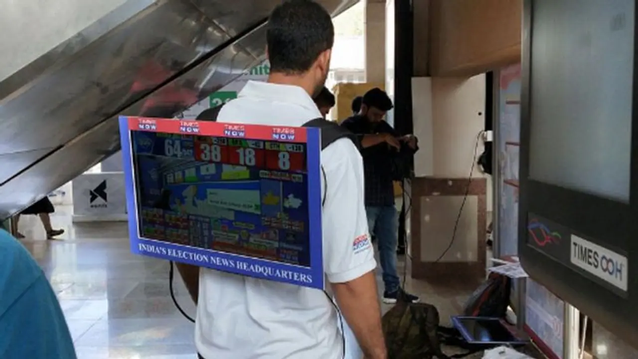 ഇലക്ഷന് റിസള്ട്ട് അറിയാം... ടിവി പിറകില് വച്ചുകെട്ടി യുവാവ് ഇലക്ഷന് റിസള്ട്ട് അറിയാം... ടിവി പിറകില് വച്ചുകെട്ടി യുവാവ്