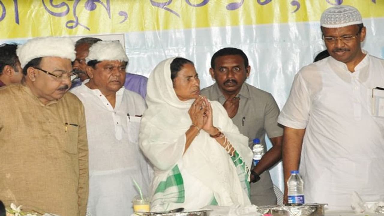 হিজাব ভিক্ষে লুকোচুরি, মমতাকে তাড়া করেছে এই তিন ভূত হিজাব ভিক্ষে লুকোচুরি, মমতাকে তাড়া করেছে এই তিন ভূত