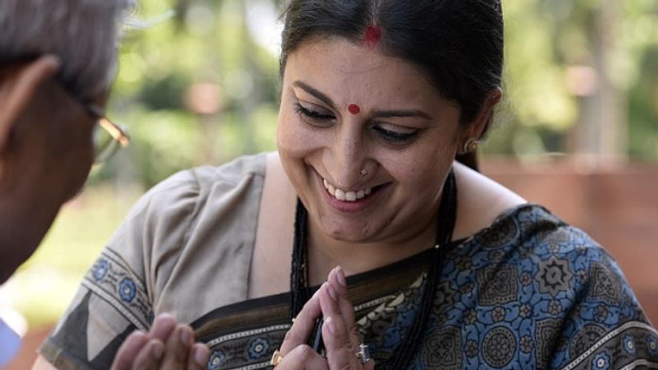 ರಾಹುಲ್ ಸೋಲಿಸಿದ ಸ್ಮೃತಿಗೆ ಸುದೀರ್ಘ ಚಪ್ಪಾಳೆಯ ಗೌರವ ರಾಹುಲ್ ಸೋಲಿಸಿದ ಸ್ಮೃತಿಗೆ ಸುದೀರ್ಘ ಚಪ್ಪಾಳೆಯ ಗೌರವ