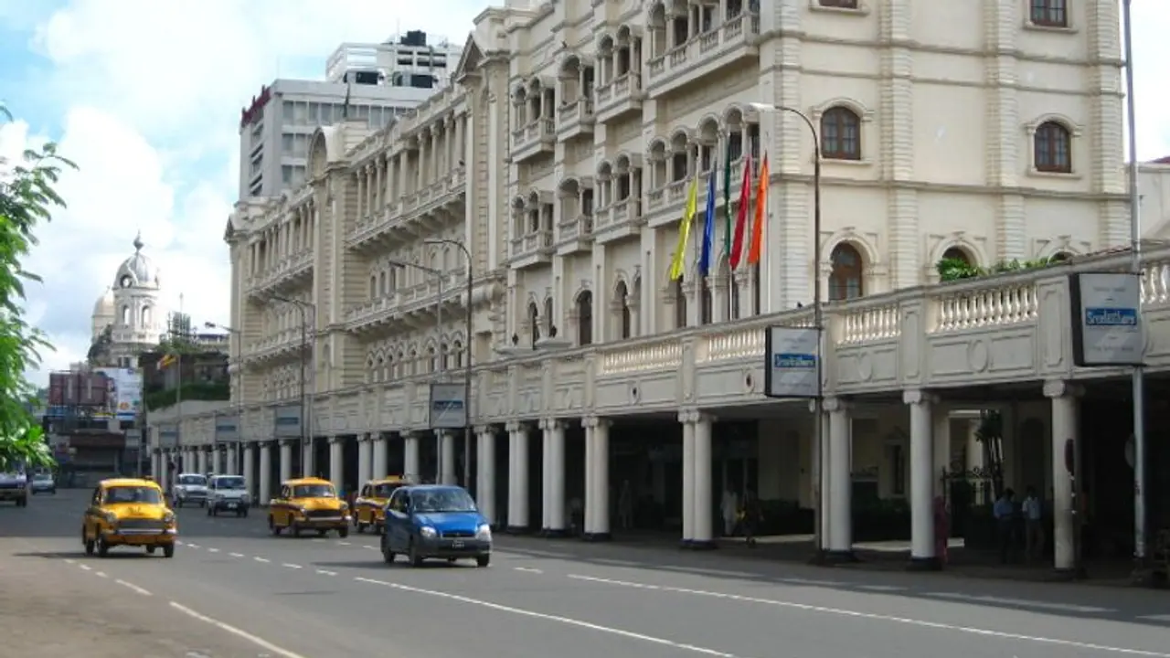 উত্তেজনার ভয়ে সন্ধ্যের আগেই শুনশান শহরের রাজপথ উত্তেজনার ভয়ে সন্ধ্যের আগেই শুনশান শহরের রাজপথ