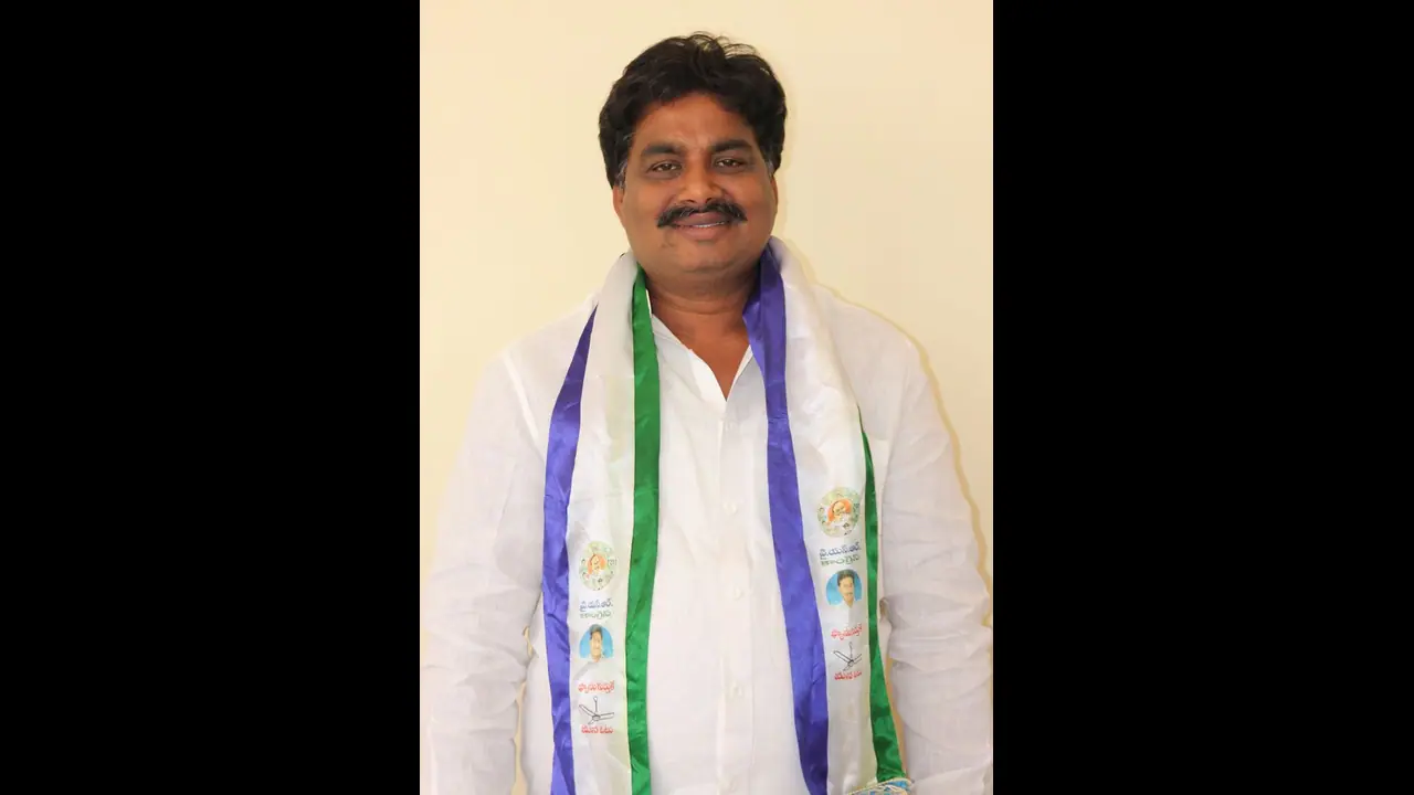 మాస్క్ లేకుండా ఎమ్మెల్యే మధుసూధన్ రెడ్డి డ్యాన్స్: టీడీపీ ఫైర్ మాస్క్ లేకుండా ఎమ్మెల్యే మధుసూధన్ రెడ్డి డ్యాన్స్: టీడీపీ ఫైర్