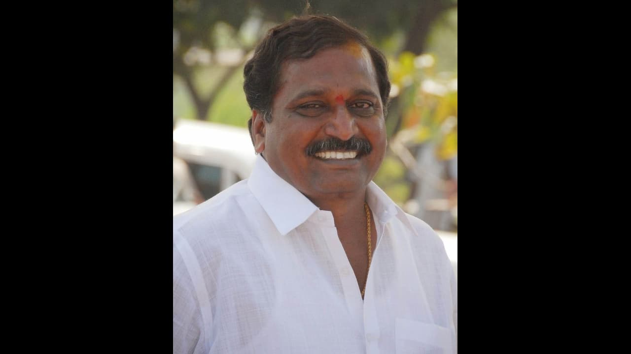 జగన్ కు షాక్: వైసీపీ ఎమ్మెల్యే చక్రపాణి రెడ్డి తిరుగుబాటు జగన్ కు షాక్: వైసీపీ ఎమ్మెల్యే చక్రపాణి రెడ్డి తిరుగుబాటు