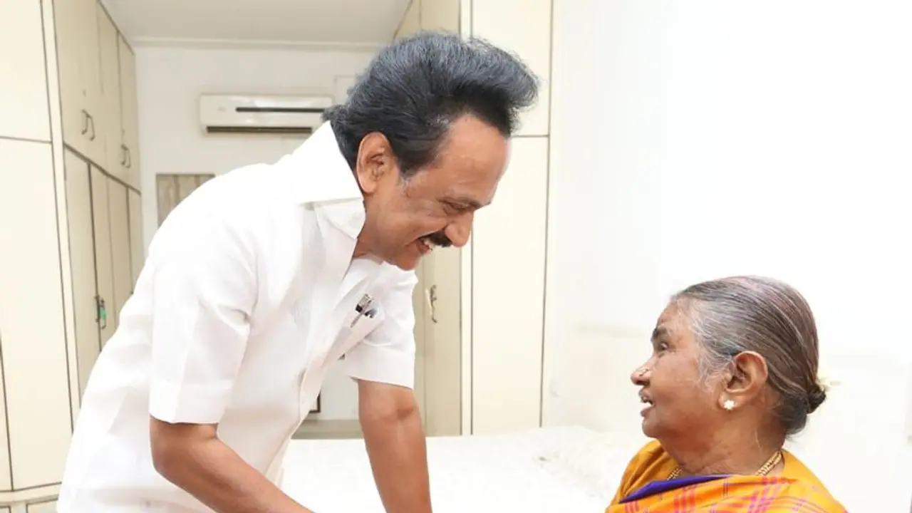 தாயாளு அம்மாளிடம் வாழ்த்து பெற்றார் ஸ்டாலின்.. கோபாலபுரம் இல்லத்தில் நெகிழ்ச்சி.. தாயாளு அம்மாளிடம் வாழ்த்து பெற்றார் ஸ்டாலின்.. கோபாலபுரம் இல்லத்தில் நெகிழ்ச்சி..