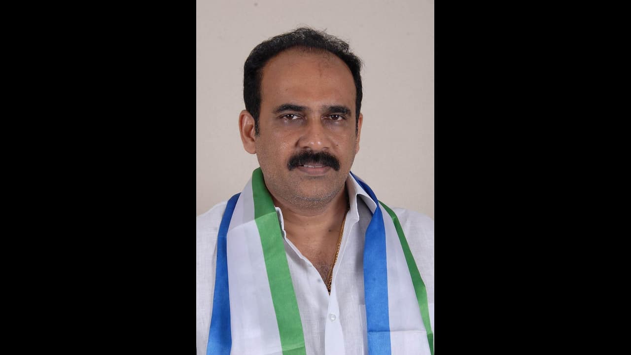 ఏపీ మంత్రి బాలినేని విజయోత్సవ ర్యాలీలో అపశ్రుతి ఏపీ మంత్రి బాలినేని విజయోత్సవ ర్యాలీలో అపశ్రుతి