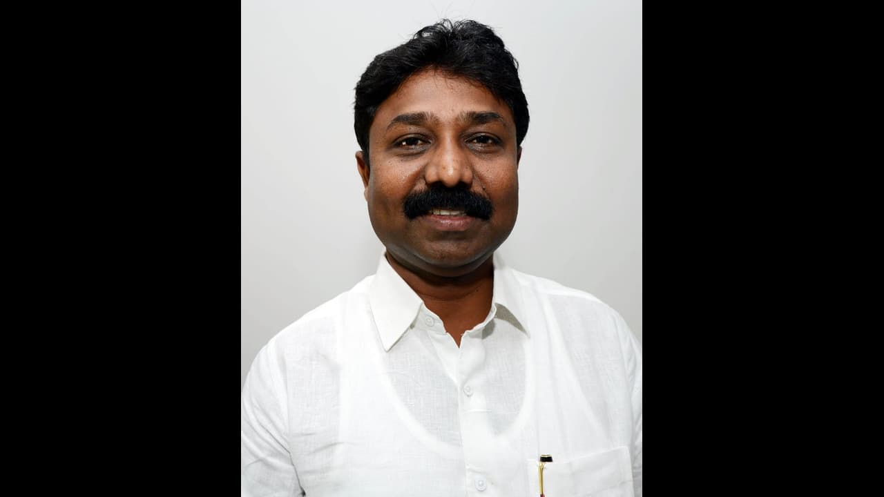 విద్యను వ్యాపారంగా మారుస్తుంటే ఏం చేశారు... అధికారులపై విద్యామంత్రి ఆగ్రహం విద్యను వ్యాపారంగా మారుస్తుంటే ఏం చేశారు... అధికారులపై విద్యామంత్రి ఆగ్రహం