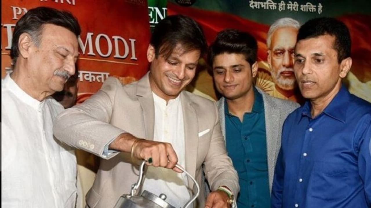 ಚಹಾ ಹಂಚಿ ಮೋದಿ ಗೆಲುವನ್ನು ಸಂಭ್ರಮಿಸಿದ ವಿವೇಕ್ ಒಬೆರಾಯ್ ಚಹಾ ಹಂಚಿ ಮೋದಿ ಗೆಲುವನ್ನು ಸಂಭ್ರಮಿಸಿದ ವಿವೇಕ್ ಒಬೆರಾಯ್