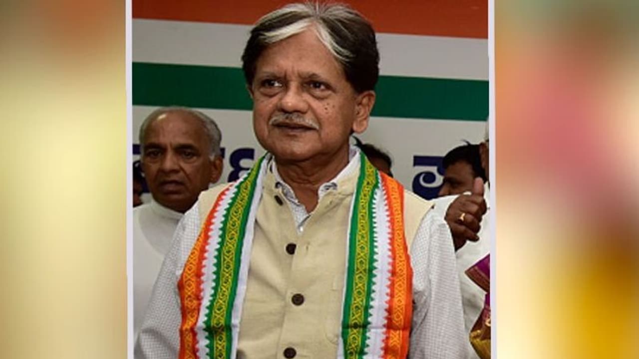 ಕೈಗೆ ಗಾಂಧಿ ಹೆಸರು ಬೇಕು: ಶಾಸ್ತ್ರಿ ಪುತ್ರನ ಮಾತು ಕೇಳಬೇಕು! ಕೈಗೆ ಗಾಂಧಿ ಹೆಸರು ಬೇಕು: ಶಾಸ್ತ್ರಿ ಪುತ್ರನ ಮಾತು ಕೇಳಬೇಕು!