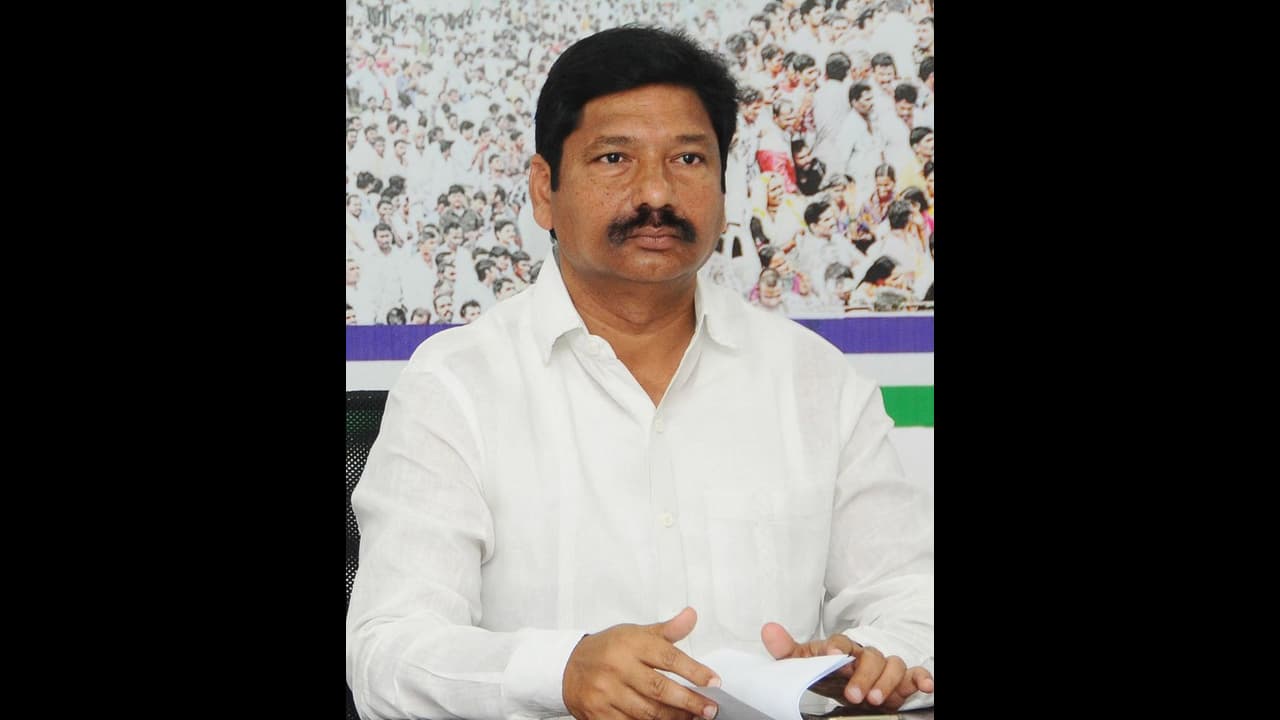 మీ దరిద్రమే మమ్మల్ని వెంటాడుతోంది: లోకేష్, చంద్రబాబులపై జోగి రమేష్ ఫైర్ మీ దరిద్రమే మమ్మల్ని వెంటాడుతోంది: లోకేష్, చంద్రబాబులపై జోగి రమేష్ ఫైర్