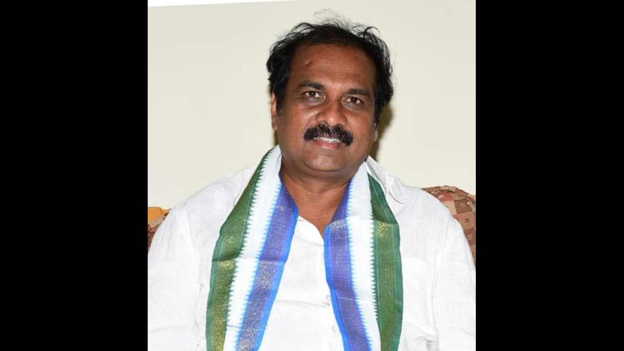 ఉల్లి కొరతపై జగన్ సంచలన నిర్ణయం...బోర్డర్లు సీజ్: మంత్రి కన్నబాబు ఉల్లి కొరతపై జగన్ సంచలన నిర్ణయం...బోర్డర్లు సీజ్: మంత్రి కన్నబాబు