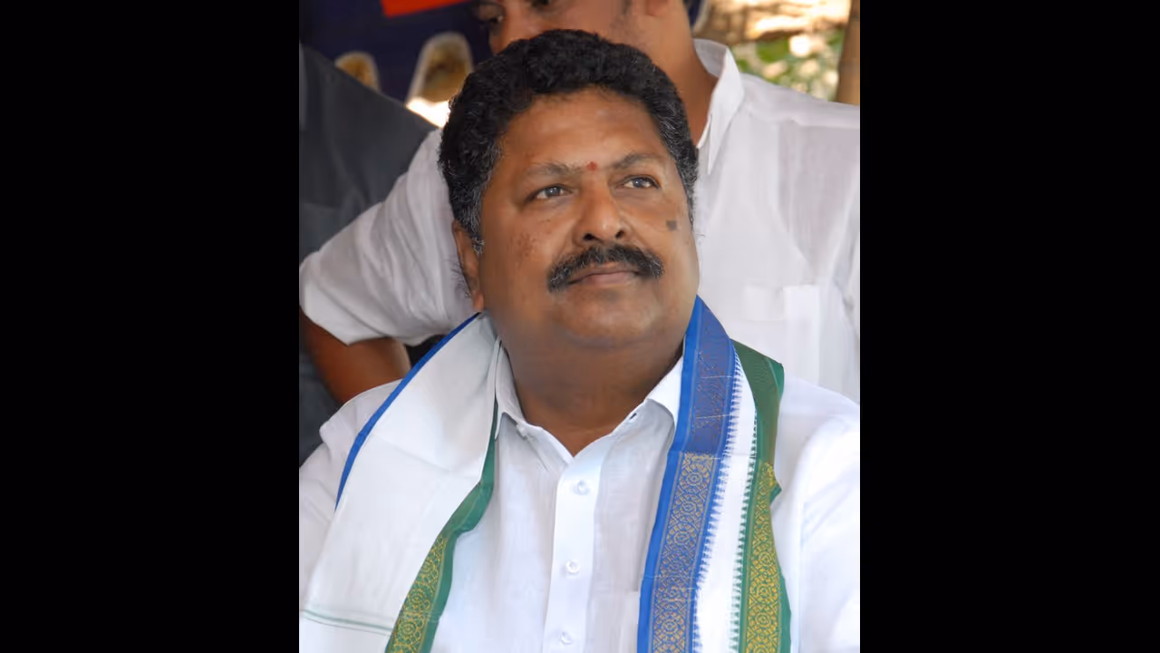 చంద్రబాబు డైరెక్షన్లో పవన్:జనసేనానిపై ఏపీ మంత్రి కారుమూరి ఫైర్ చంద్రబాబు డైరెక్షన్లో పవన్:జనసేనానిపై ఏపీ మంత్రి కారుమూరి ఫైర్