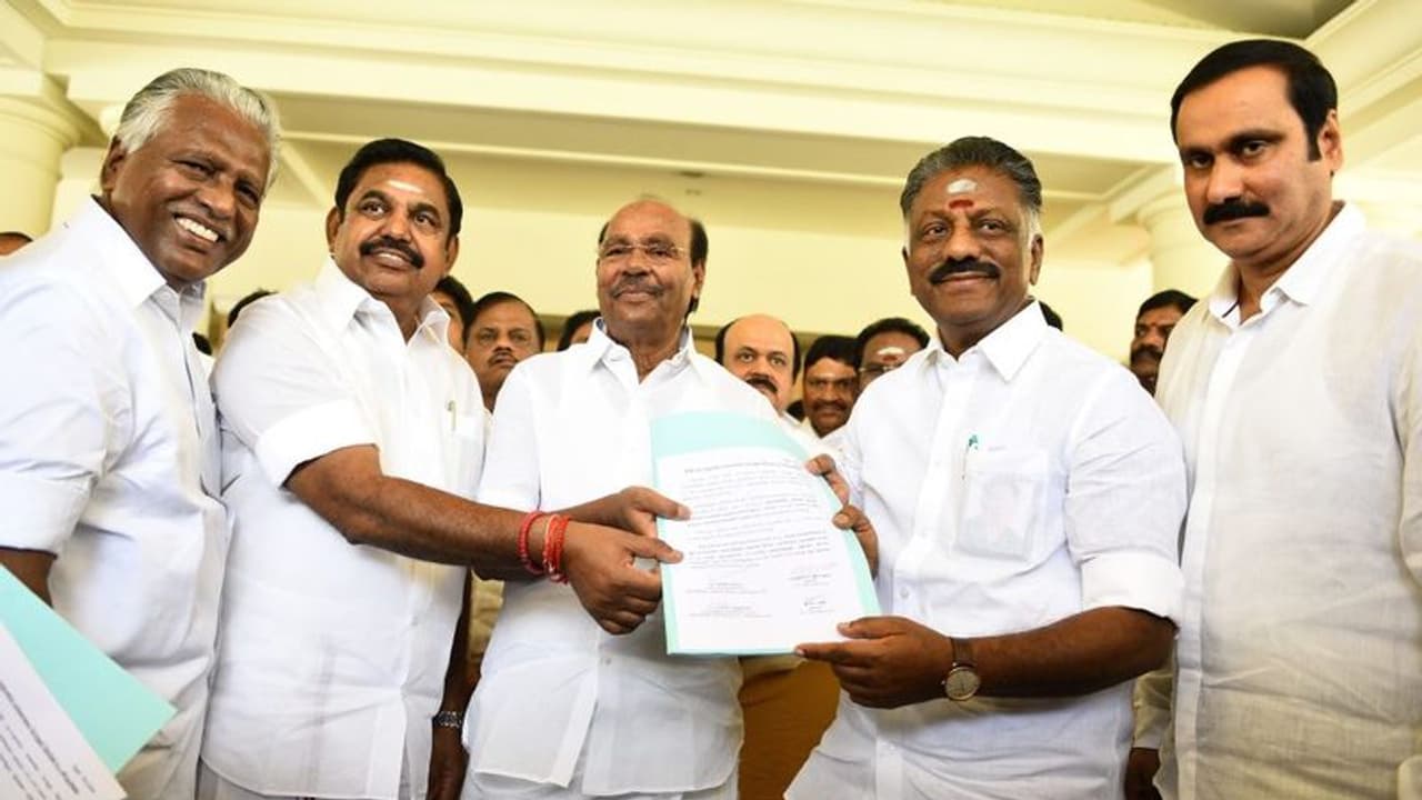 ராமதாஸ கூட்டணிக்கு கொண்டு வந்த கேபி முனுசாமியை நீக்கு.... கிருஷ்ணகிரி அதிமுகவை ரவுண்டடிக்கும் வாட்ஸ் அப் மெஸேஜ்!! ராமதாஸ கூட்டணிக்கு கொண்டு வந்த கேபி முனுசாமியை நீக்கு.... கிருஷ்ணகிரி அதிமுகவை ரவுண்டடிக்கும் வாட்ஸ் அப் மெஸேஜ்!!