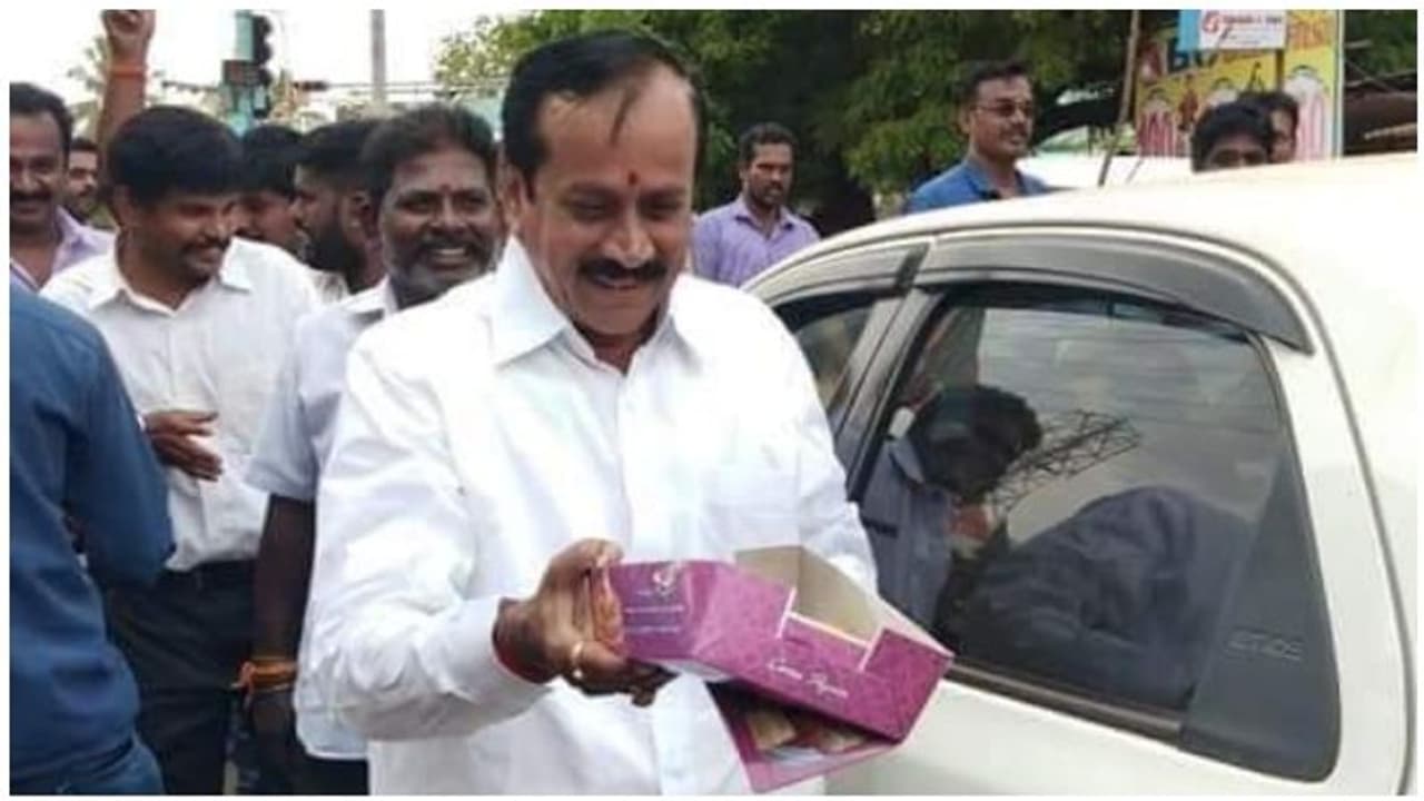 தோற்றுப் போய் ஸ்வீட் கொடுத்த ஒரே ஆள் நம்ம ஹெச்.ராஜா தாங்க... என்ன சிரிப்பு... என்னா சந்தோஷம்..!! தோற்றுப் போய் ஸ்வீட் கொடுத்த ஒரே ஆள் நம்ம ஹெச்.ராஜா தாங்க... என்ன சிரிப்பு... என்னா சந்தோஷம்..!!