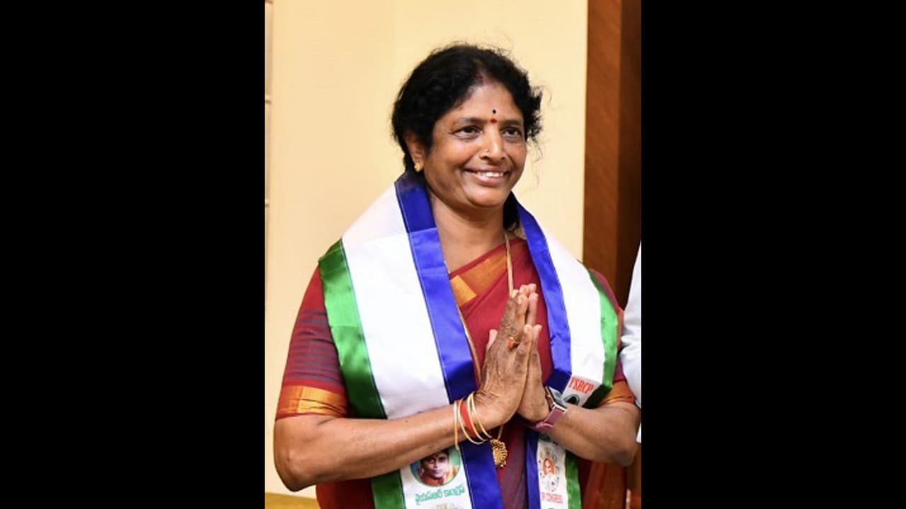 వైసిపి ఎంపీ నుండి ప్రాణహాని... సొంత వదిన కలెక్టర్ కు ఫిర్యాదు వైసిపి ఎంపీ నుండి ప్రాణహాని... సొంత వదిన కలెక్టర్ కు ఫిర్యాదు