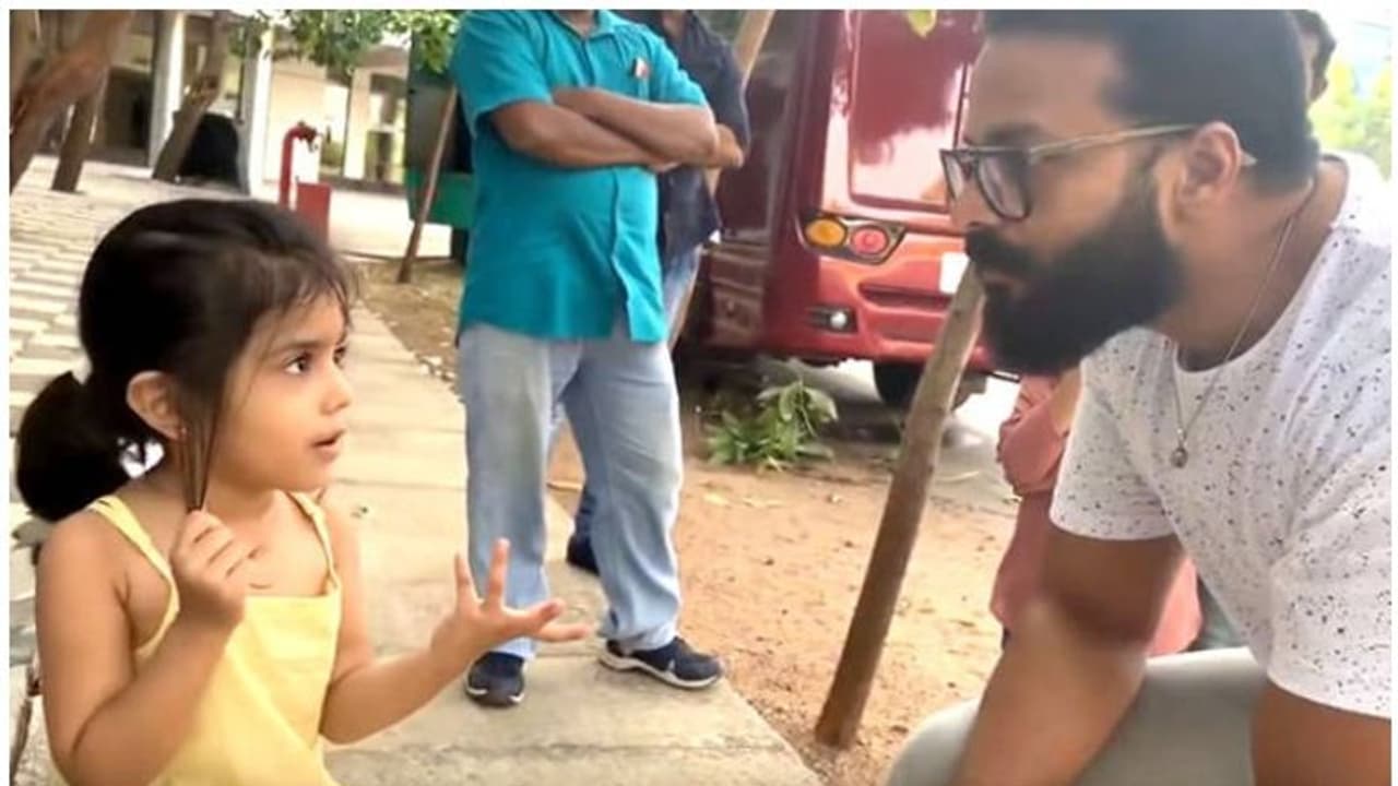 തെരഞ്ഞെടുപ്പില് ആര് ജയിക്കുമെന്ന ജയസൂര്യയുടെ ചോദ്യത്തിന് കുഞ്ഞു പെണ്കുട്ടിയുടെ കിടിലന് മറുപടി; വീഡിയോ തെരഞ്ഞെടുപ്പില് ആര് ജയിക്കുമെന്ന ജയസൂര്യയുടെ ചോദ്യത്തിന് കുഞ്ഞു പെണ്കുട്ടിയുടെ കിടിലന് മറുപടി; വീഡിയോ