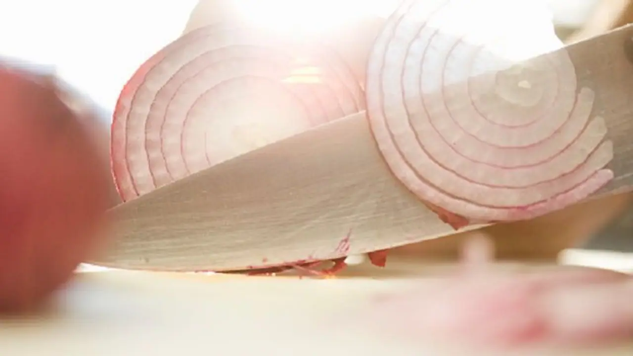 ಈರುಳ್ಳಿ ರಸದಲ್ಲಿ ಅಡಗಿದೆ ಸ್ಕಿನ್ ಮತ್ತು ಕೂದಲಿನ ಆರೋಗ್ಯದ ಗುಟ್ಟು !