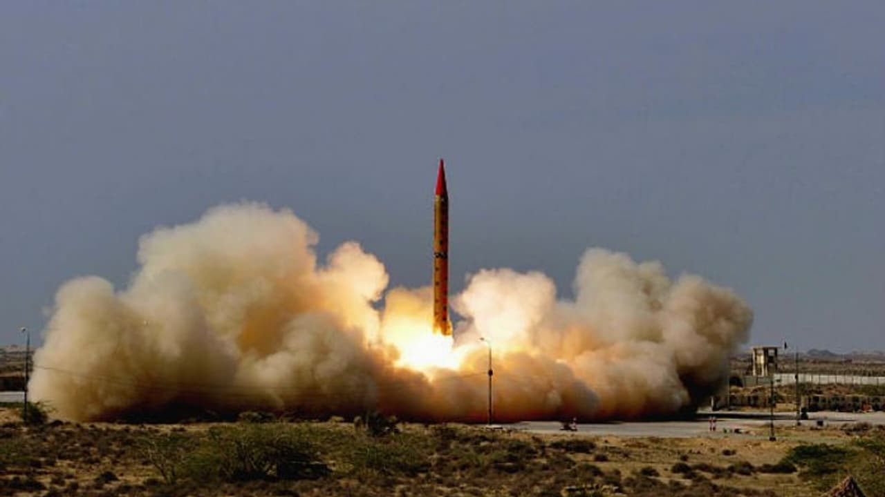 ভারতের সব শহরই আওতায়! ভয়ঙ্কর ক্ষেপণাস্ত্র পরীক্ষায় সফল পাকিস্তান ভারতের সব শহরই আওতায়! ভয়ঙ্কর ক্ষেপণাস্ত্র পরীক্ষায় সফল পাকিস্তান